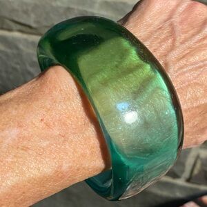 VTG Chunky transparent lucite bangle bracelet,blue-green glossy,wavy gradient